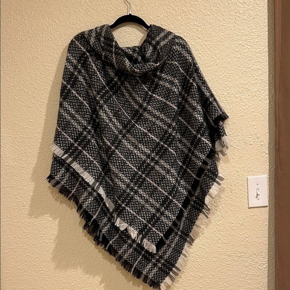 Chic Black and White Plaid Cape with Buckle - Picture 5 of 7
